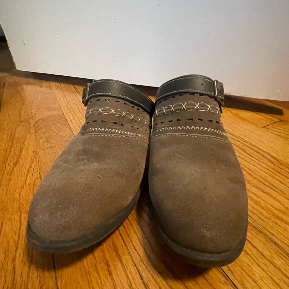 Earth Origins Suede Mule Slide-ons with optional heel strap 8.5